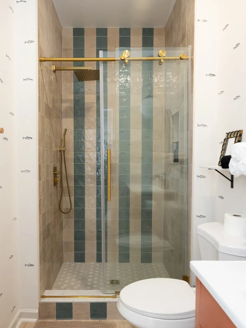 After of Team Mika Kleinschmidt’s guest bathroom renovation, as seen on Battle on the Beach, Season 5.