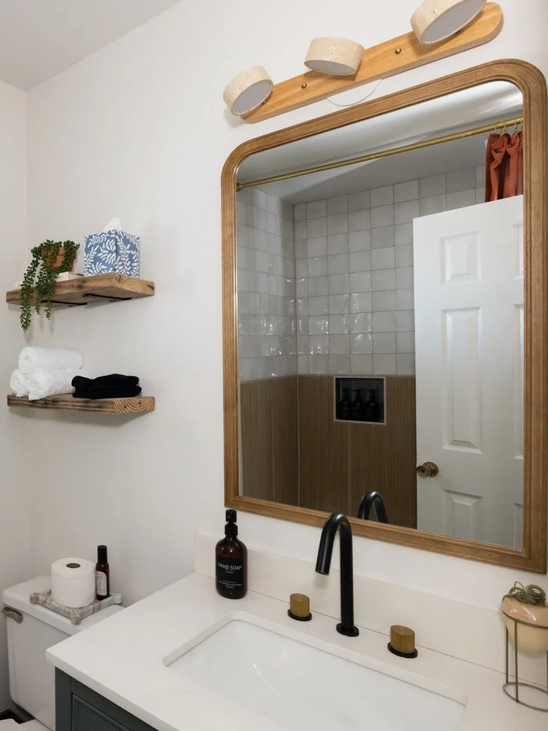 After of Team Mika Kleinschmidt’s guest bathroom renovation, as seen on Battle on the Beach, Season 5.
