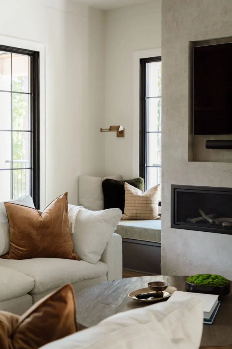Sitting Room With Brown Pillows