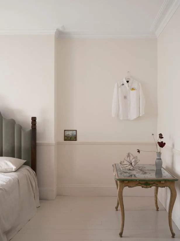 Bedroom Painted in White and Beige Gradient