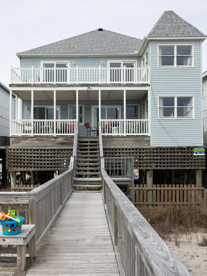 Before of Team Sarah Baeumler’s house exterior, as seen on Battle on the Beach, Season 5.