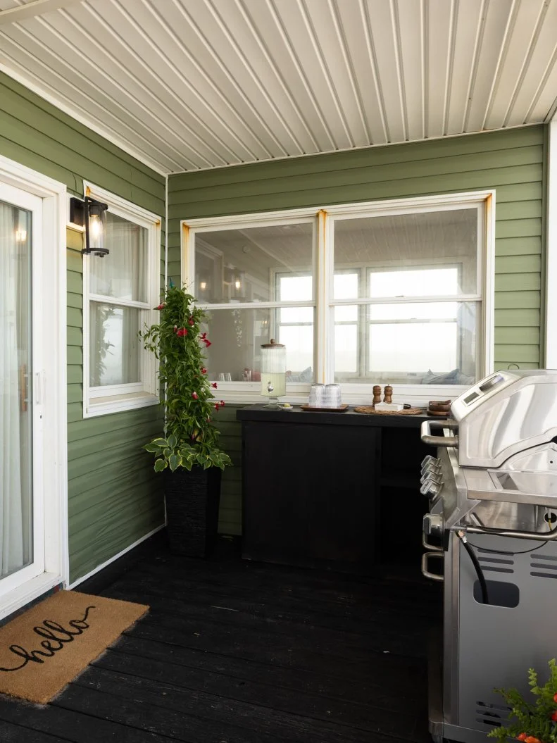 After of Team Sarah Baeumler’s back deck renovation that includes a grill area, as seen on Battle on the Beach, Season 5.