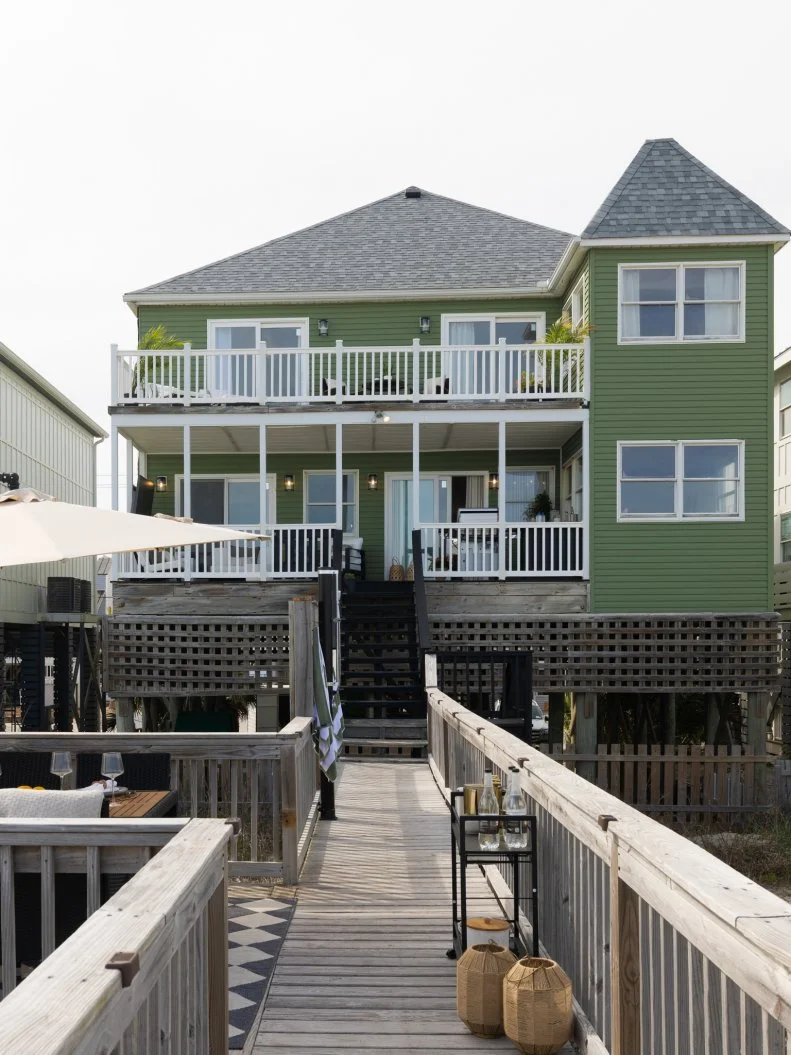 After of Team Sarah Baeumler’s back deck renovation that includes an outdoor dining area and shower, as seen on Battle on the Beach, Season 5.