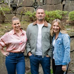 Contestants Jodie Sweetin, Brian Austin Green, and Beverley Mitchell pose, as seen on Totally 90ís House, Season 1.