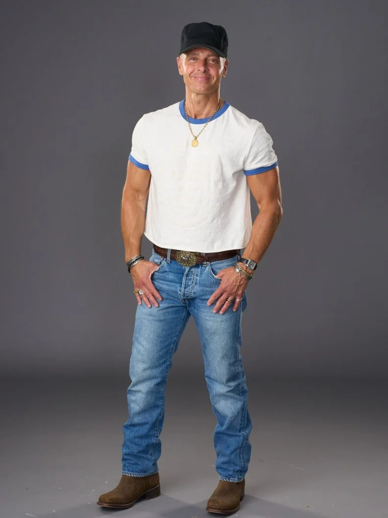 Joey Lawrence on seamless, as seen on Totally 90s House, Season 1