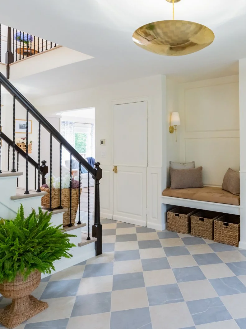After-Foyer, as seen on Totally 90s House, Season 1