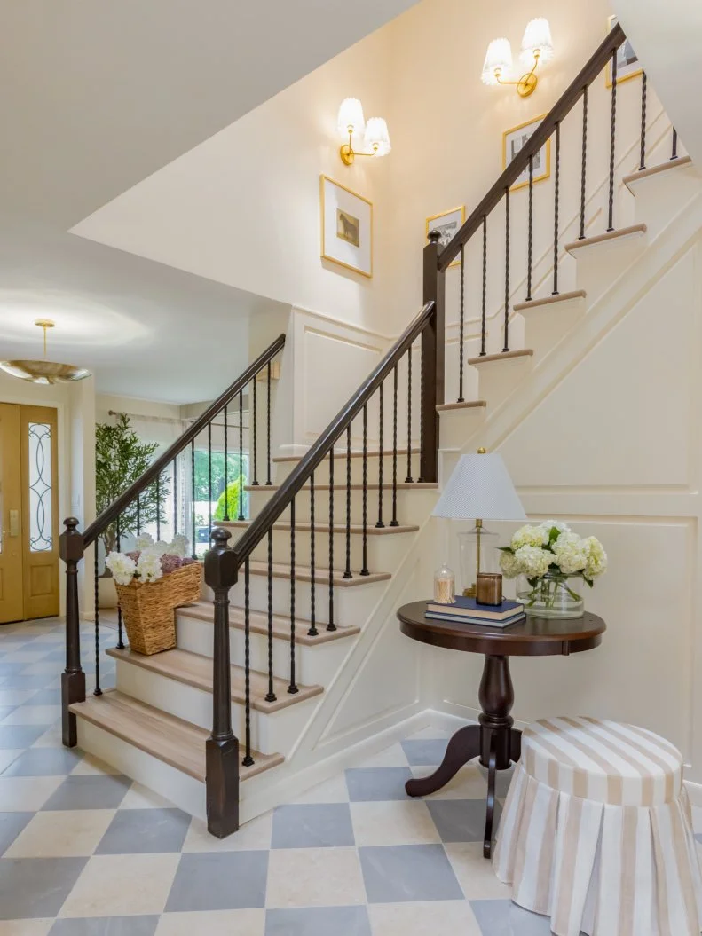 After-Foyer, as seen on Totally 90s House, Season 1