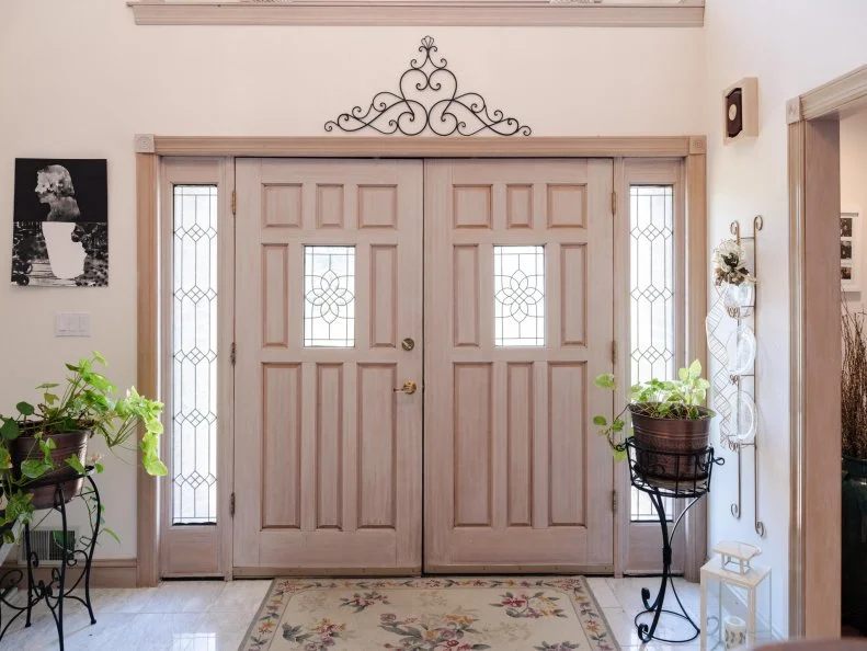 front door in entry way as seen on Totally 90s House, Season 1.