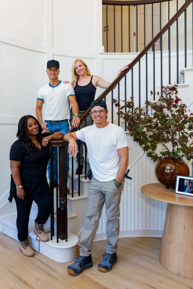 Contestants Melissa Joan Hart, Keshia Knight Pulliam, Matthew Lawrence and Joey Lawrence in the entry hall during the tour of the other teams house, as seen on Totally 90’s House, Season 1.