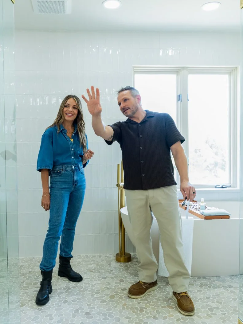 Mentor Sabrina Soto with Judge Drew Lachey in the primary bathroom, as seen on Totally 90’s House, Season 1.