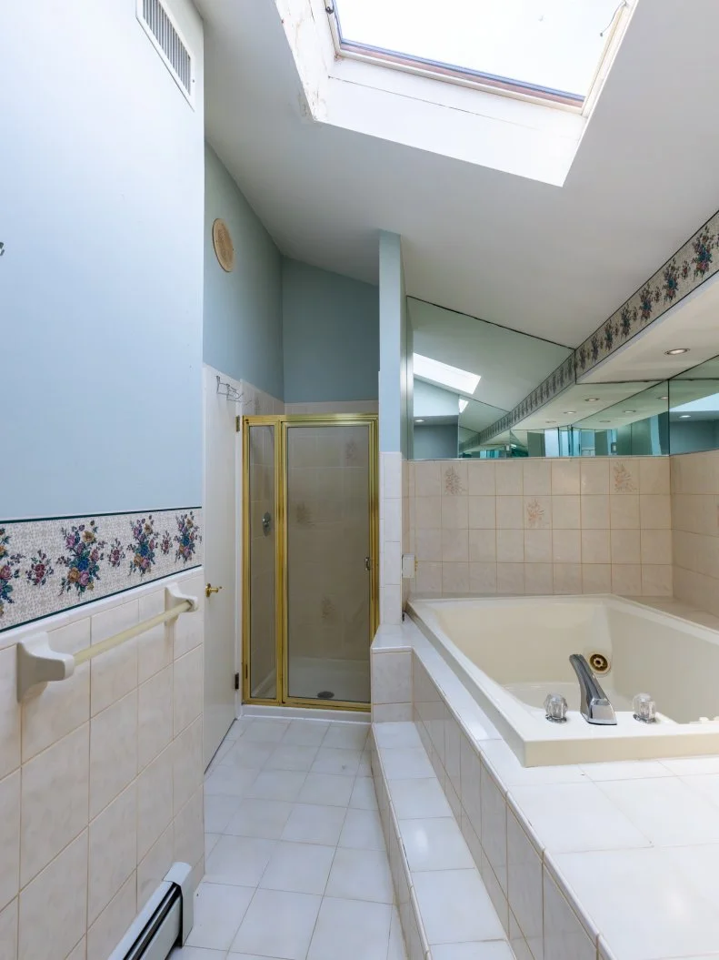 Before-Primary Bathroom, as seen on Totally 90s House, Season 1