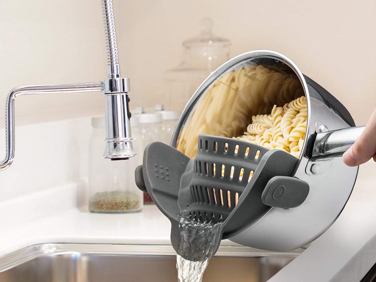 https://hgtvhome.sndimg.com/content/dam/images/hgtv/products/2021/2/9/rx_amazon_snap-n-strain-clip-on-silicone-colander.jpeg.rend.hgtvcom.1280.960.suffix/1612887646485.jpeg