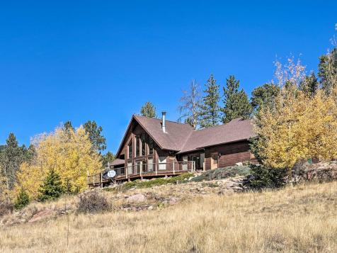 16 Cozy Vacation Rentals Where You Can See Fall Foliage