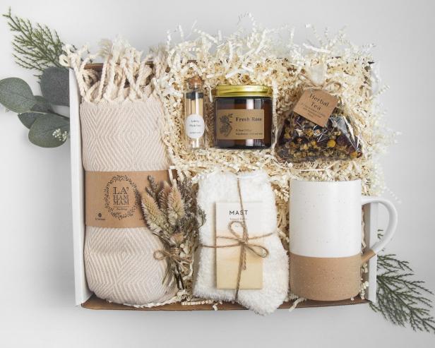 Himalaya Essentials Gift Hamper– Healthy gift basket with 7 items - Herbal  Teas, Multifloral Honey, Organic Honey, Apricot Oil - Great for Diwali,  Bhai Dooj, Dhanteras, Festive season, Christmas, or Corporate gift :