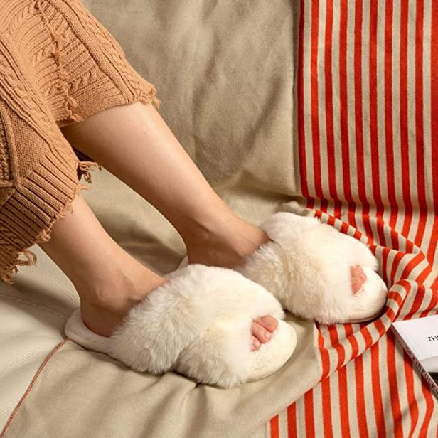 https://hgtvhome.sndimg.com/content/dam/images/hgtv/products/2022/12/8/rx_amazon_cozy-cross-band-slippers.jpeg.rend.hgtvcom.616.616.suffix/1670519045980.jpeg