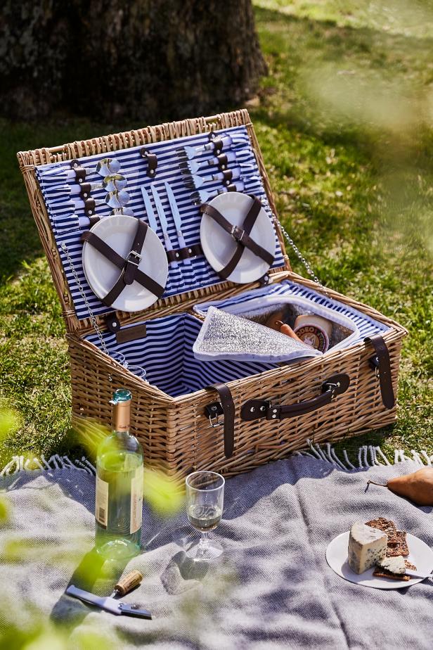 9 Cute Picnic Basket Sets for Chic Summer Gatherings