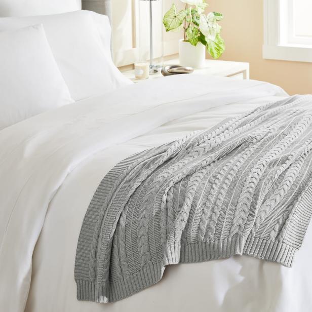 https://hgtvhome.sndimg.com/content/dam/images/hgtv/products/2022/7/20/2/rx_bollandbranch_cable-knit-throw-blanket.jpeg.rend.hgtvcom.616.616.suffix/1658327508474.jpeg
