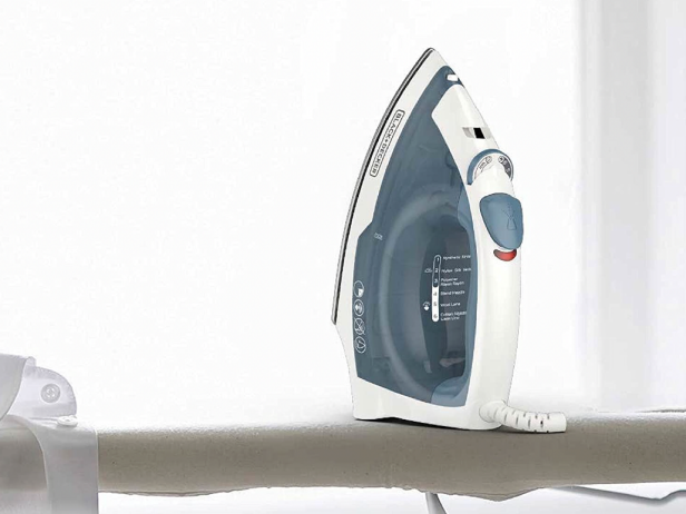 Black and Decker Easy Steam Compact Clothing Iron 