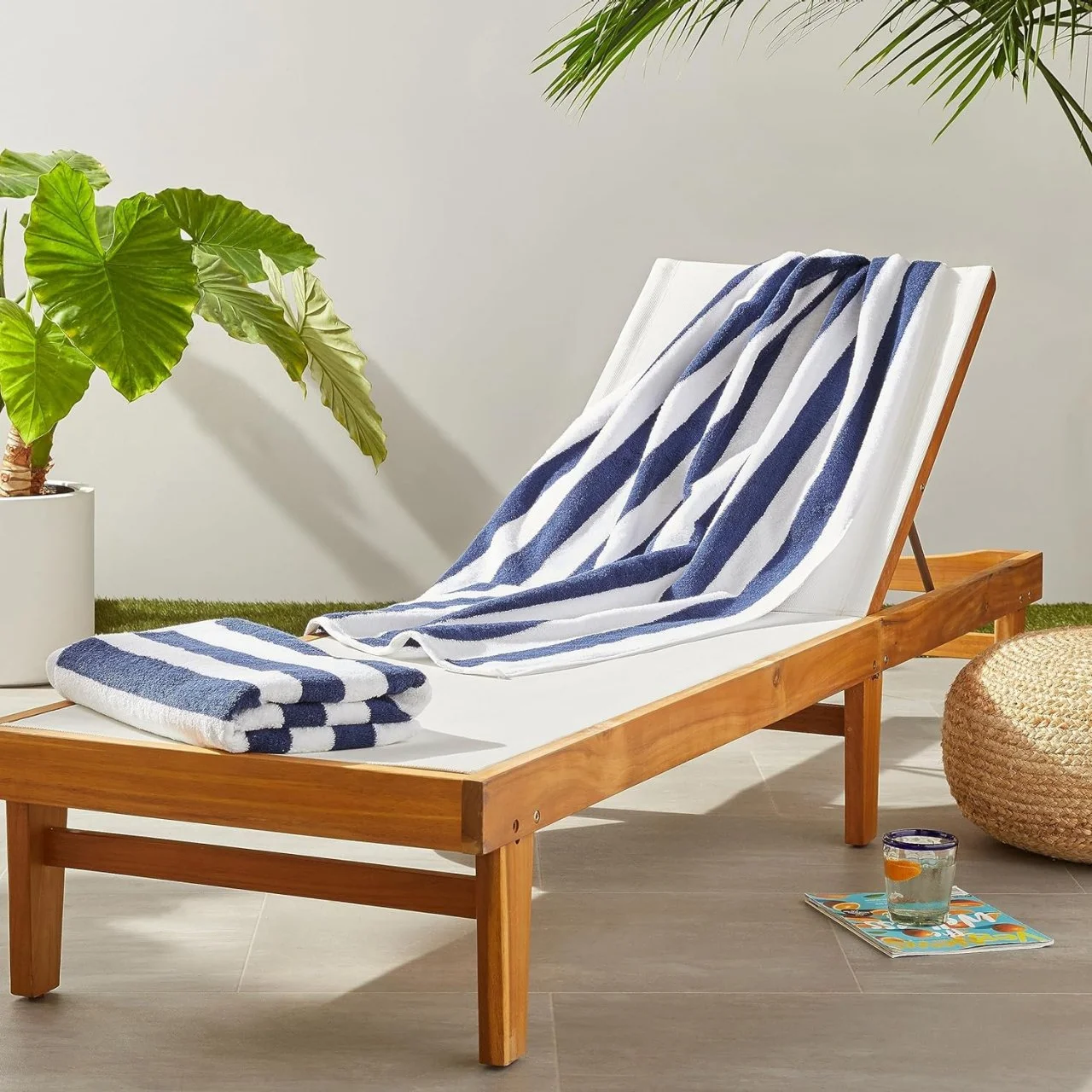 Zsuugj Tomato Print Beach Towel - 27.5x55 Inch Lightweight, Quick-Dry & Sand Resistant, Perfect Travel & Pool Towel