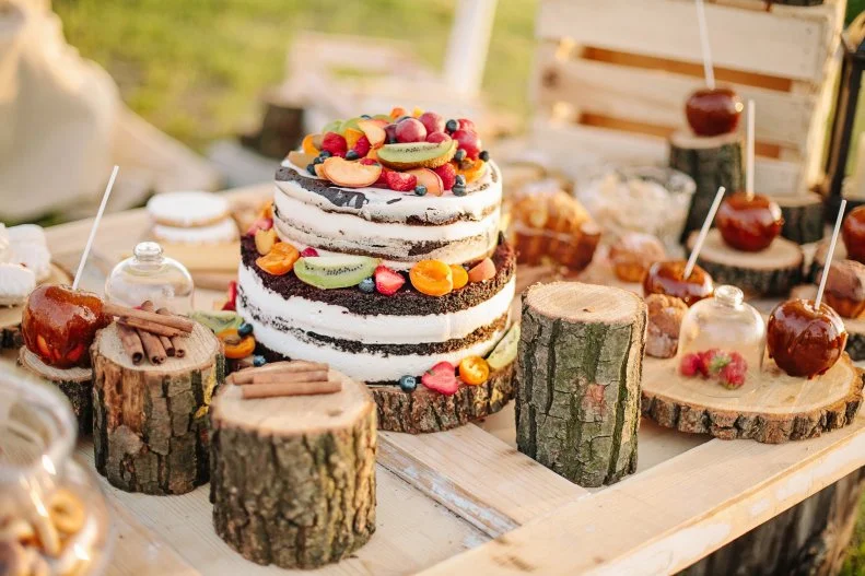 Having an autumn wedding? Consider spicing up the dessert table with cinnamon sticks and candy apples. 
