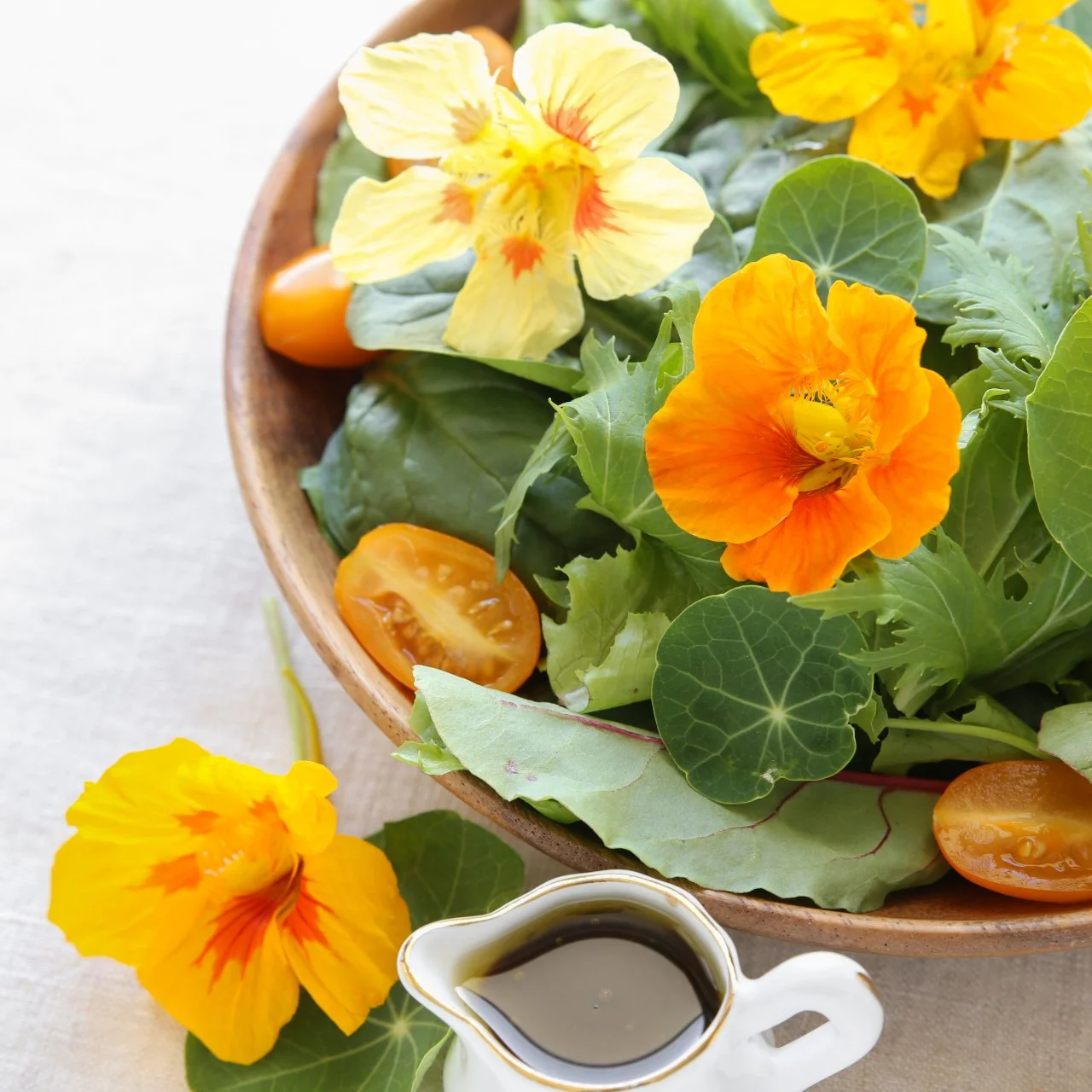 13 Edible Weeds and Flowers | HGTV