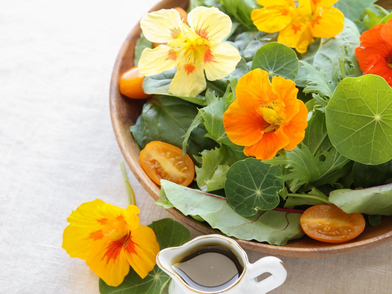 Essential List of Edible Flowers (with Pictures!) - Healthy Green