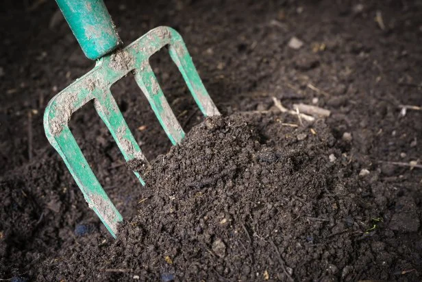 Guide to Using a Garden Fork for Composting: Ultimate Tips & Tricks