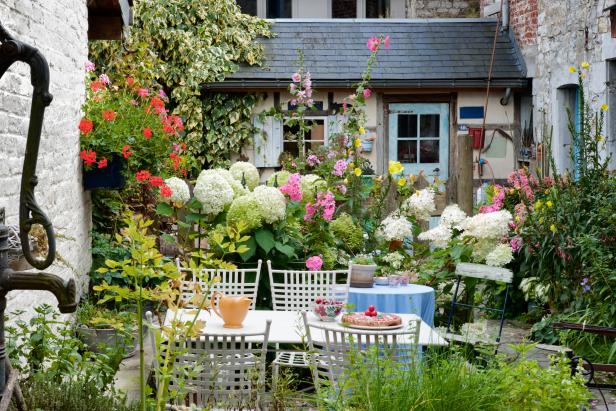 Make Small Garden Spaces Seem Larger