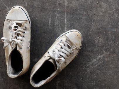 Scrubbed my tennis shoes! Apply baking soda + water with a toothbrush, dry  in the sun, then rinse off excess & spot clean. : r/CleaningTips