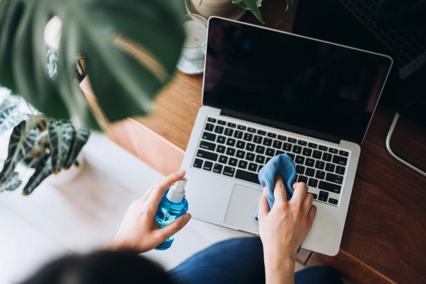 how to clean macbook screen