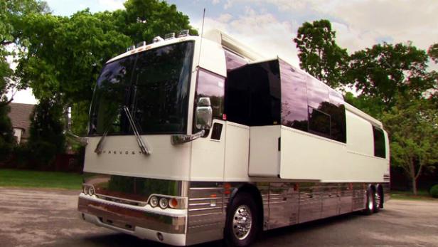 Volvo Of Nashville >> Ronnie Dunn's Nashville Motor Home Video | HGTV Volvo Of Nashville >> Ronnie Dunn's Nashville Motor Home Video | HGTV