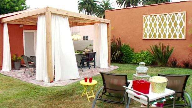 12 BudgetFriendly Backyards  DIY