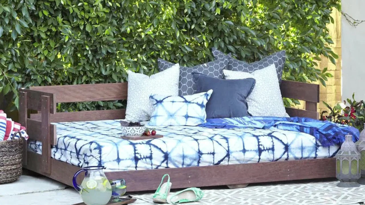 Build an Outdoor Daybed