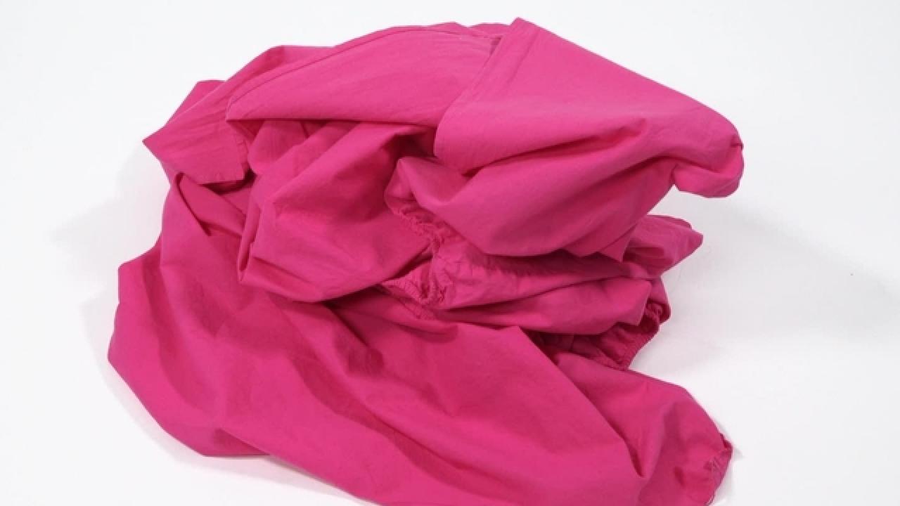 Watch : The Easy Way to Fold a Fitted Sheet