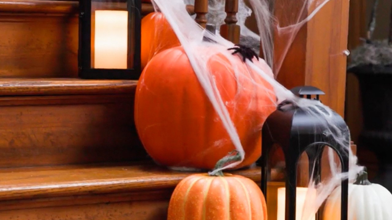 7 Ways to Haunt Your Foyer