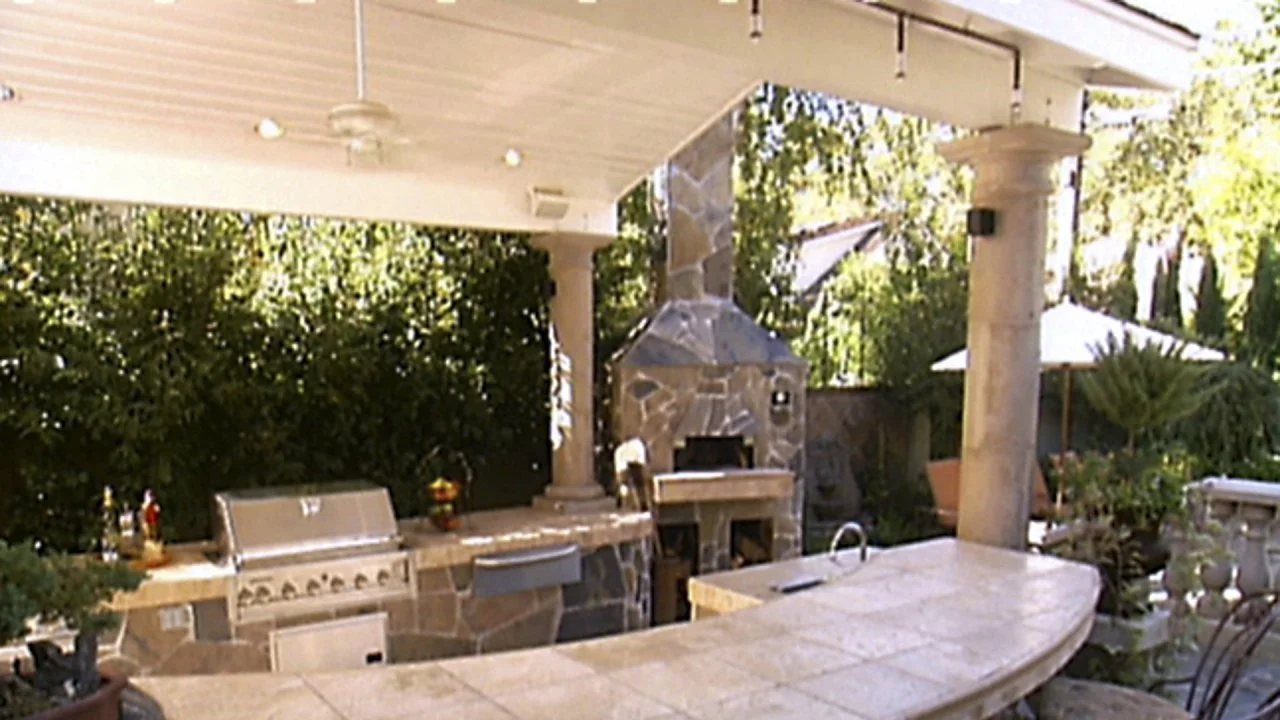 Outdoor Kitchen and Pizza Oven